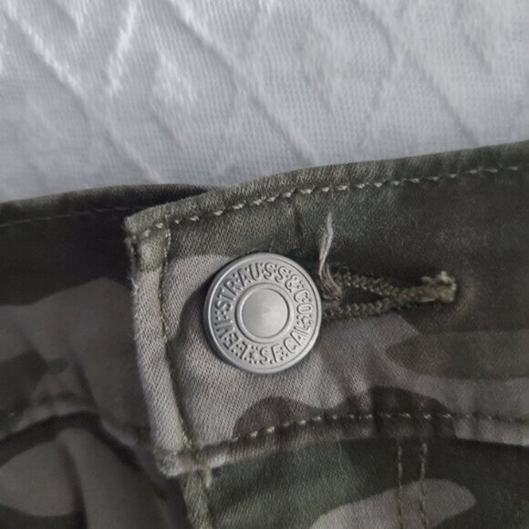 LEVI STRAUSS- 720 HIGH RISE SUPER SKINNY CROP STRETCH CAMO PANTS - Picture 7 of 12